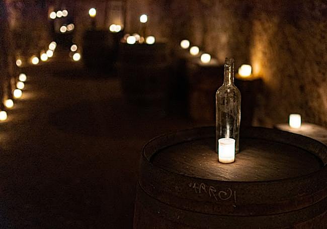 Bodega Tierra Aranda en la noche entre velas.