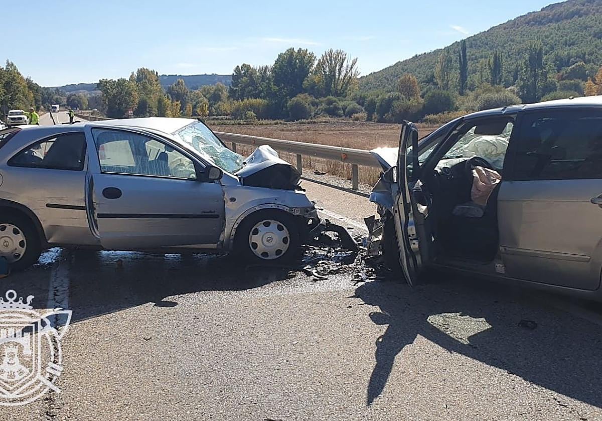 Imagen principal - Estado de los vehículos tras la colisión.