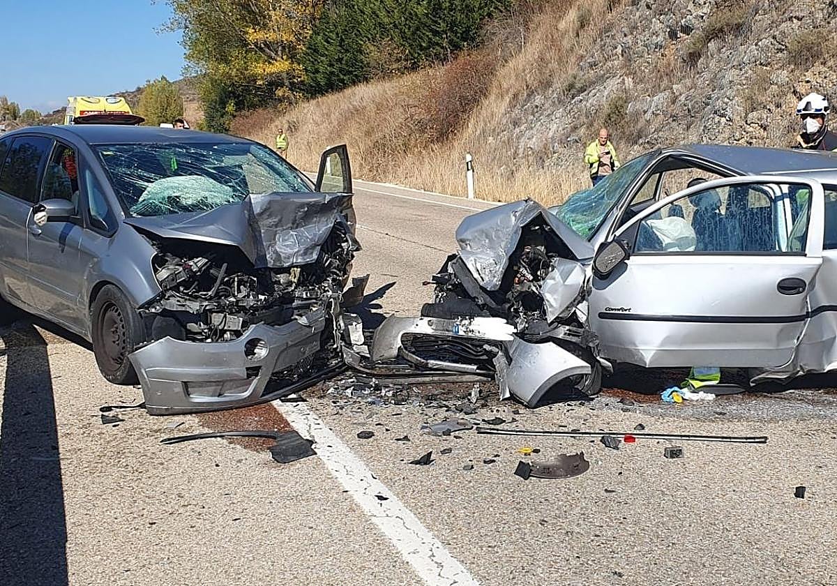 Imagen del estado de los vehículos tras la colisión.