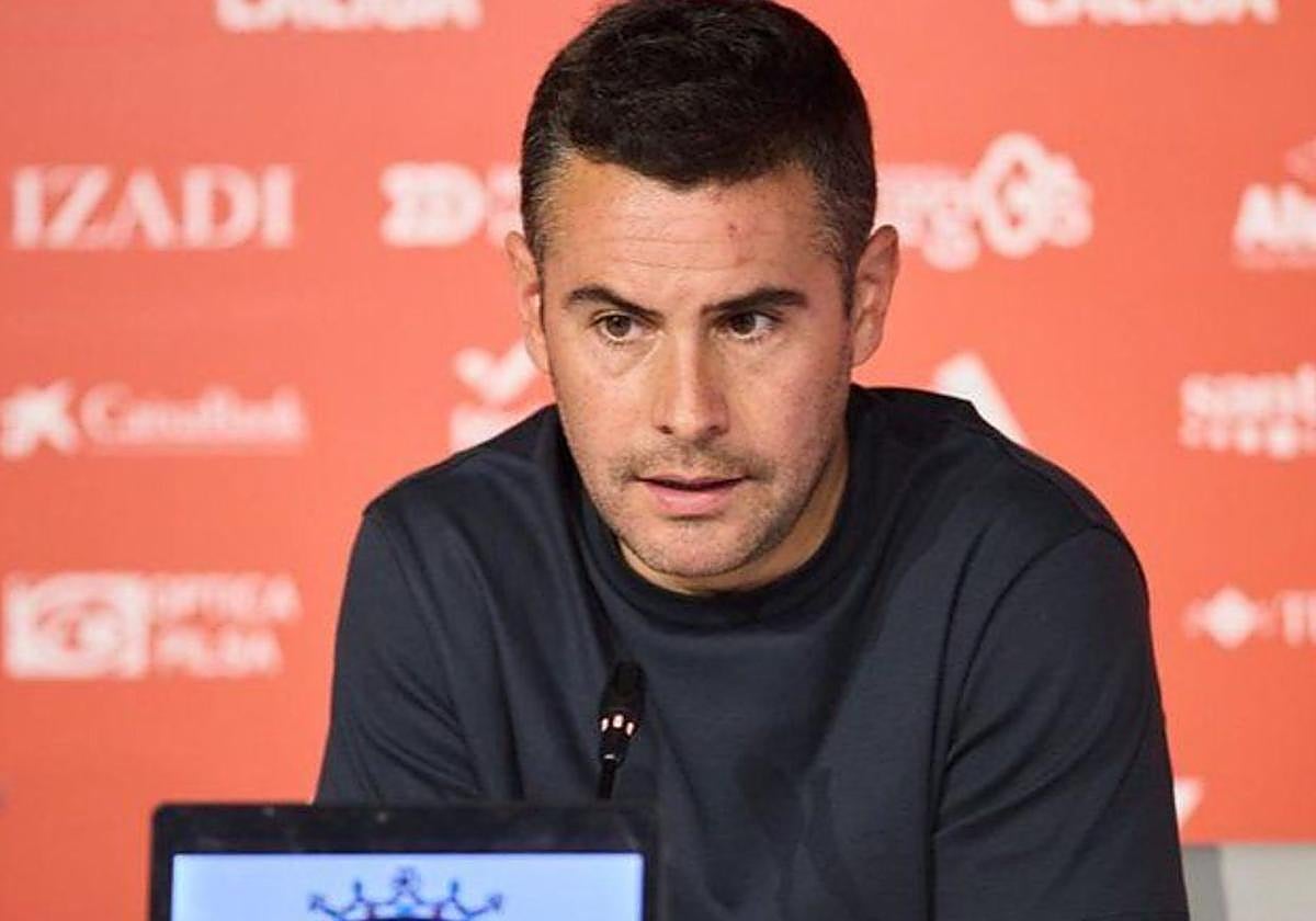Entrenador del Mirandés en rueda de prensa.