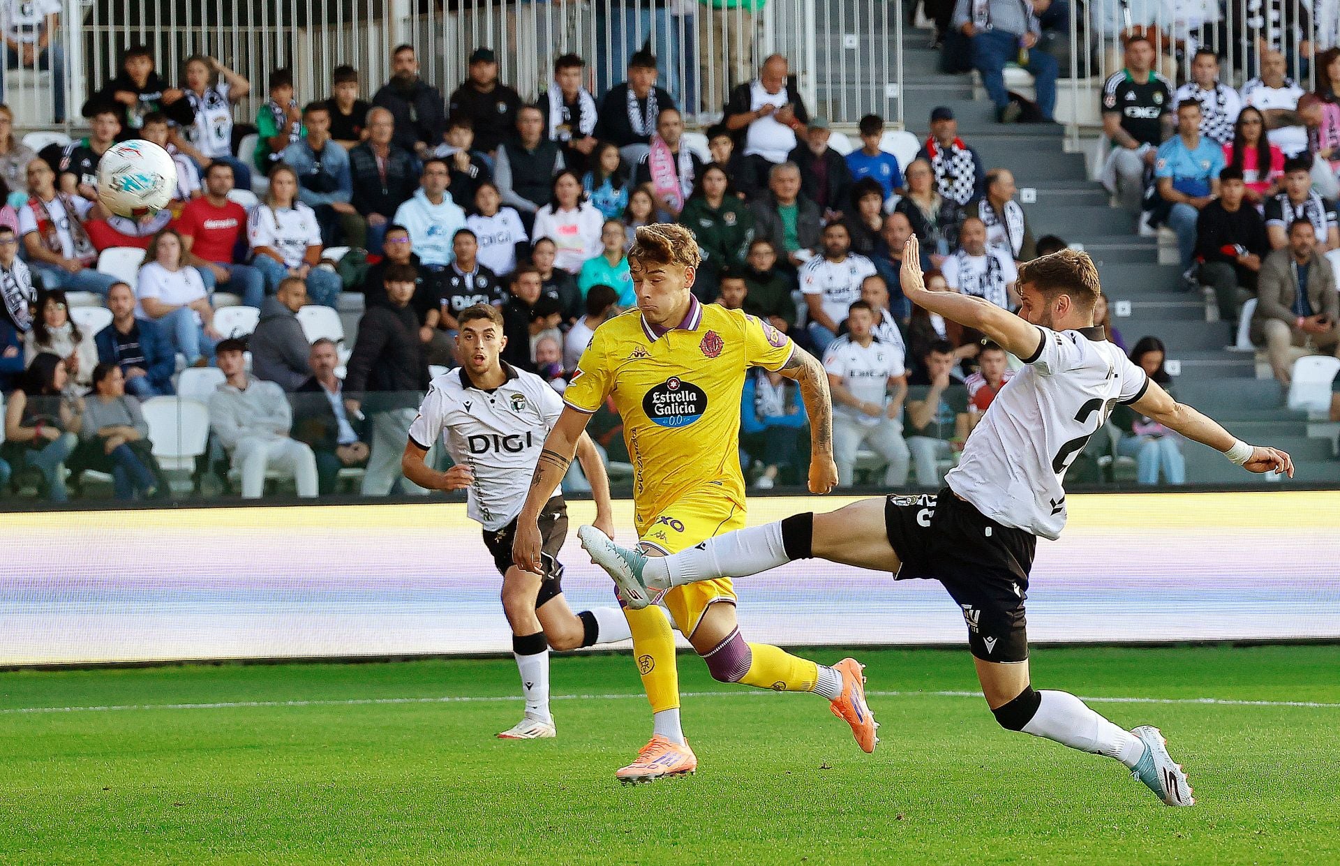 El derbi entre el Burgos CF y el Real Valladolid, en imágenes