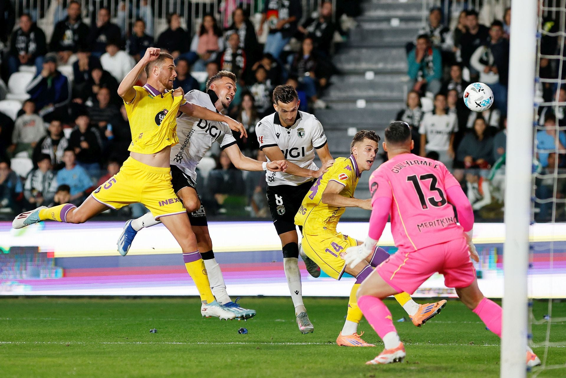 El derbi entre el Burgos CF y el Real Valladolid, en imágenes