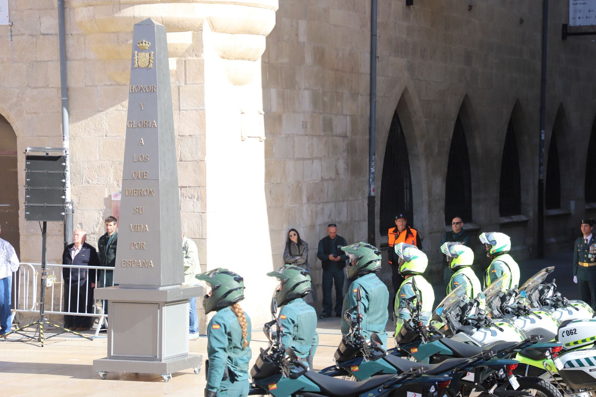 El acto de la Guardia Civil frente a la Catedral de Burgos, en imágenes