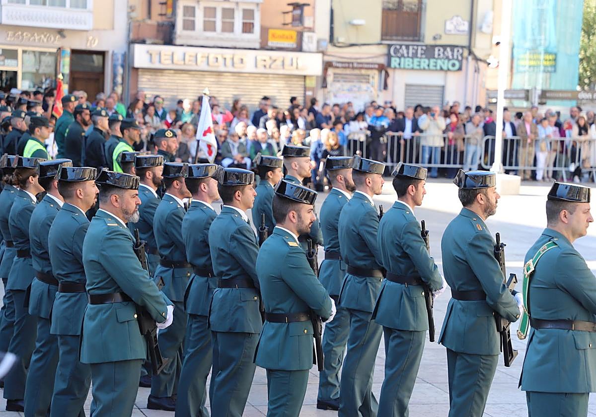 El acto de la Guardia Civil frente a la Catedral de Burgos, en imágenes