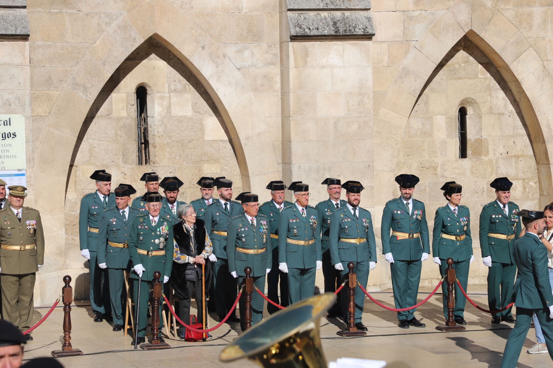 El acto de la Guardia Civil frente a la Catedral de Burgos, en imágenes