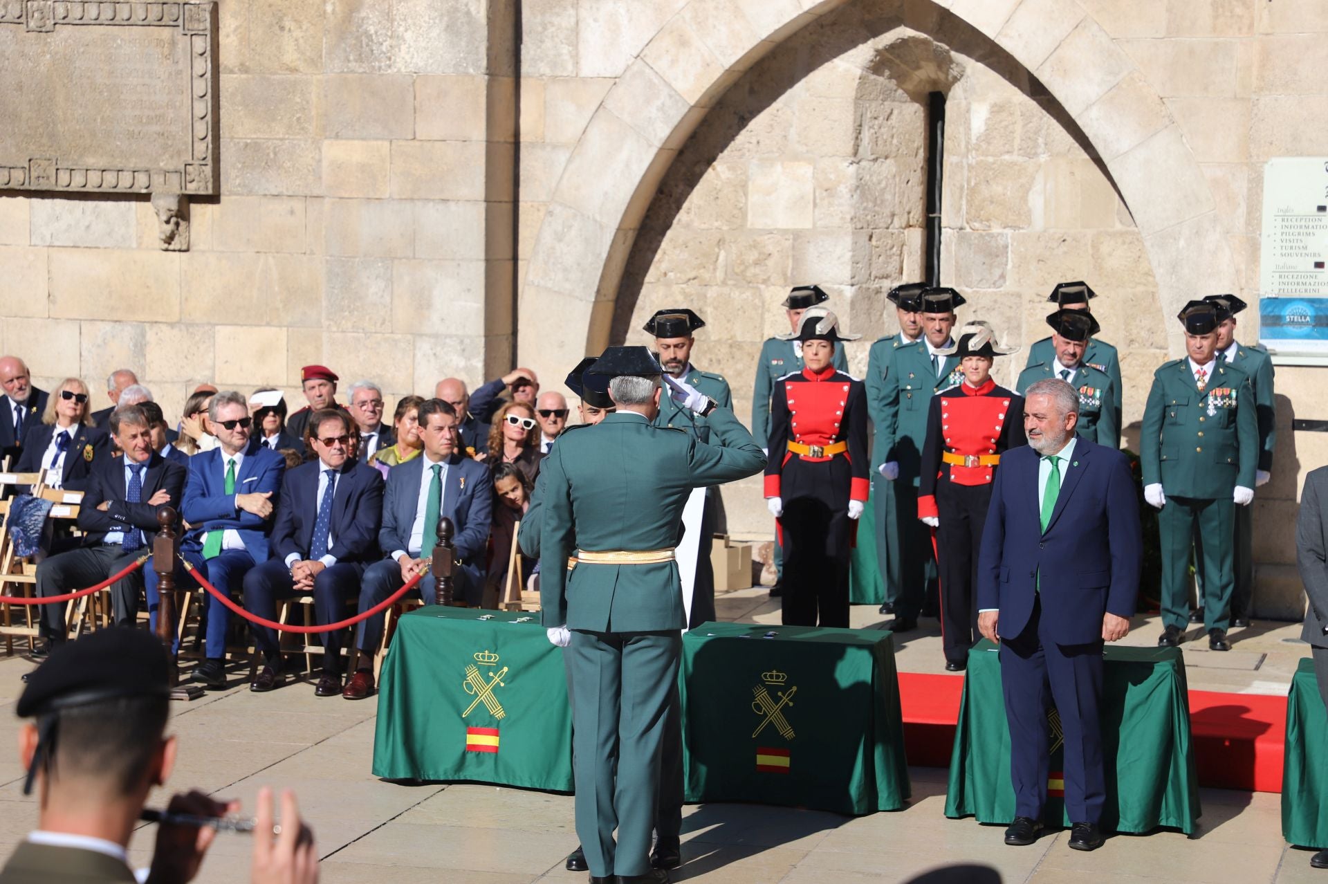 El acto de la Guardia Civil frente a la Catedral de Burgos, en imágenes