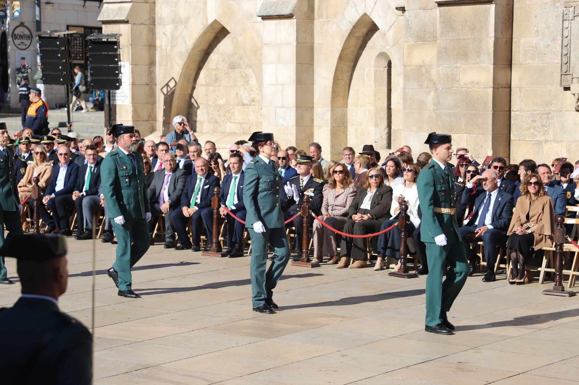 El acto de la Guardia Civil frente a la Catedral de Burgos, en imágenes