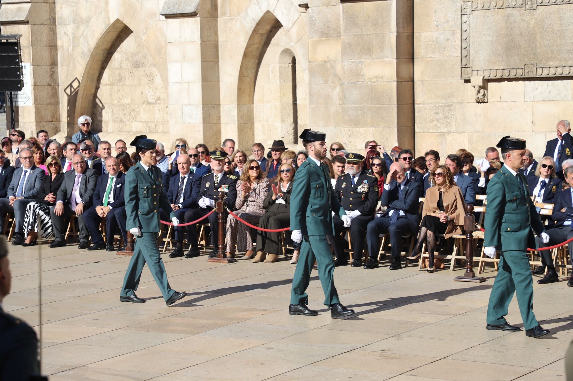 El acto de la Guardia Civil frente a la Catedral de Burgos, en imágenes