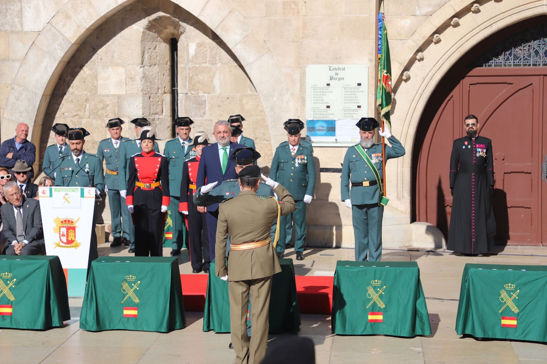 El acto de la Guardia Civil frente a la Catedral de Burgos, en imágenes