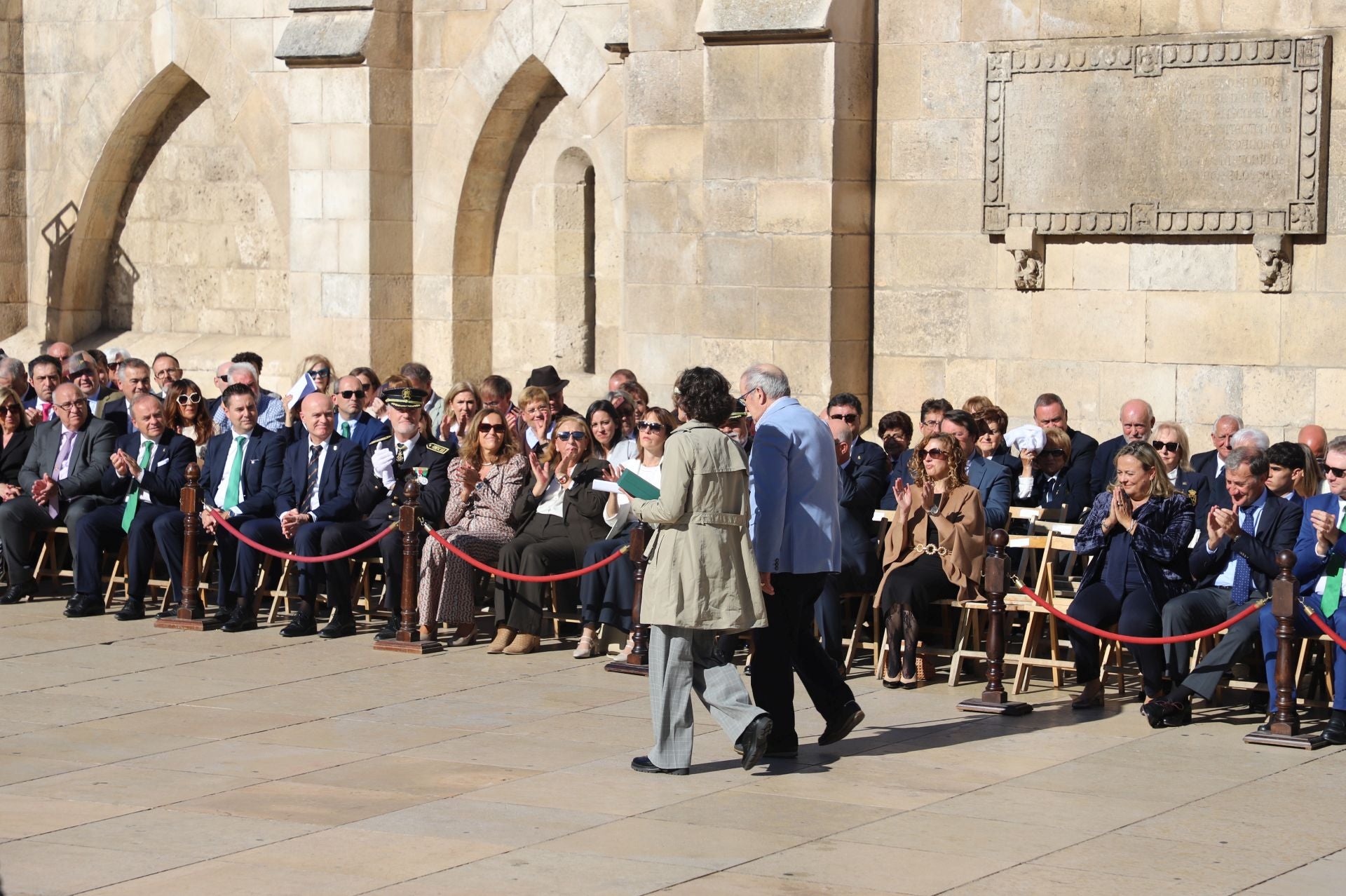 El acto de la Guardia Civil frente a la Catedral de Burgos, en imágenes
