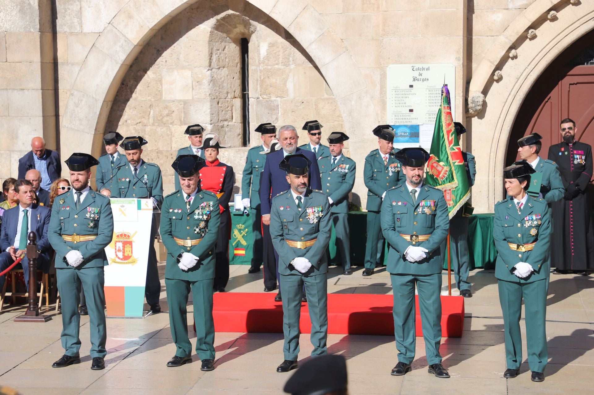 El acto de la Guardia Civil frente a la Catedral de Burgos, en imágenes