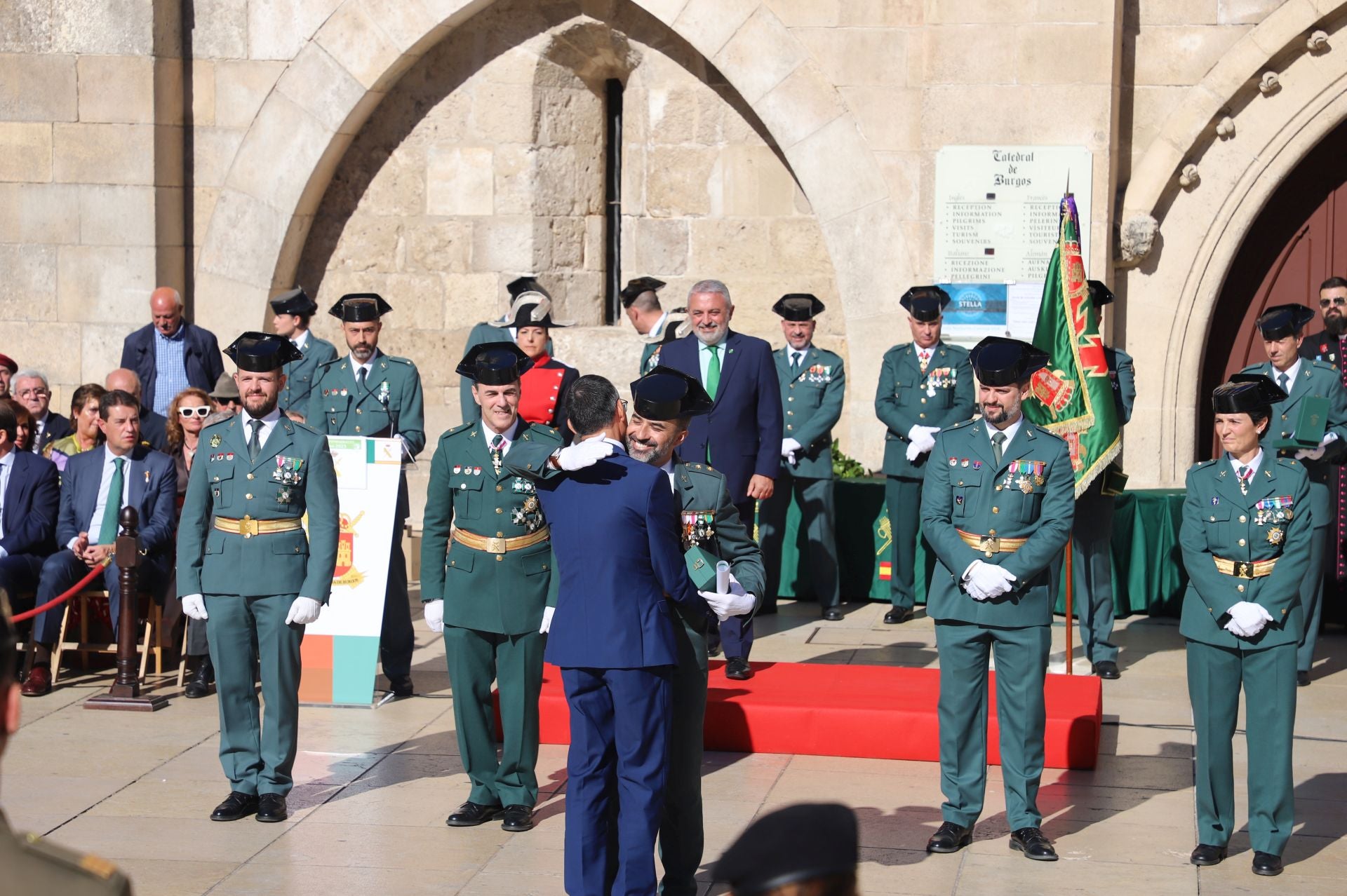 El acto de la Guardia Civil frente a la Catedral de Burgos, en imágenes