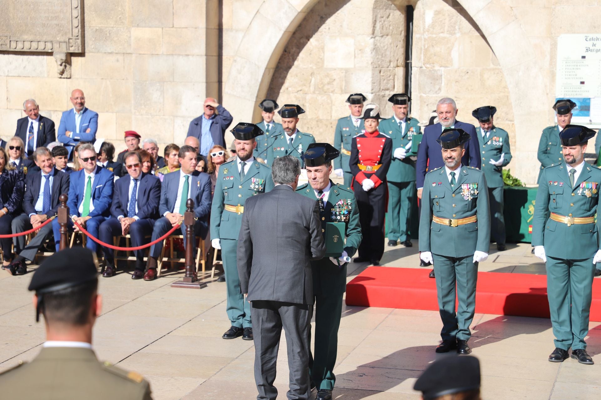 El acto de la Guardia Civil frente a la Catedral de Burgos, en imágenes