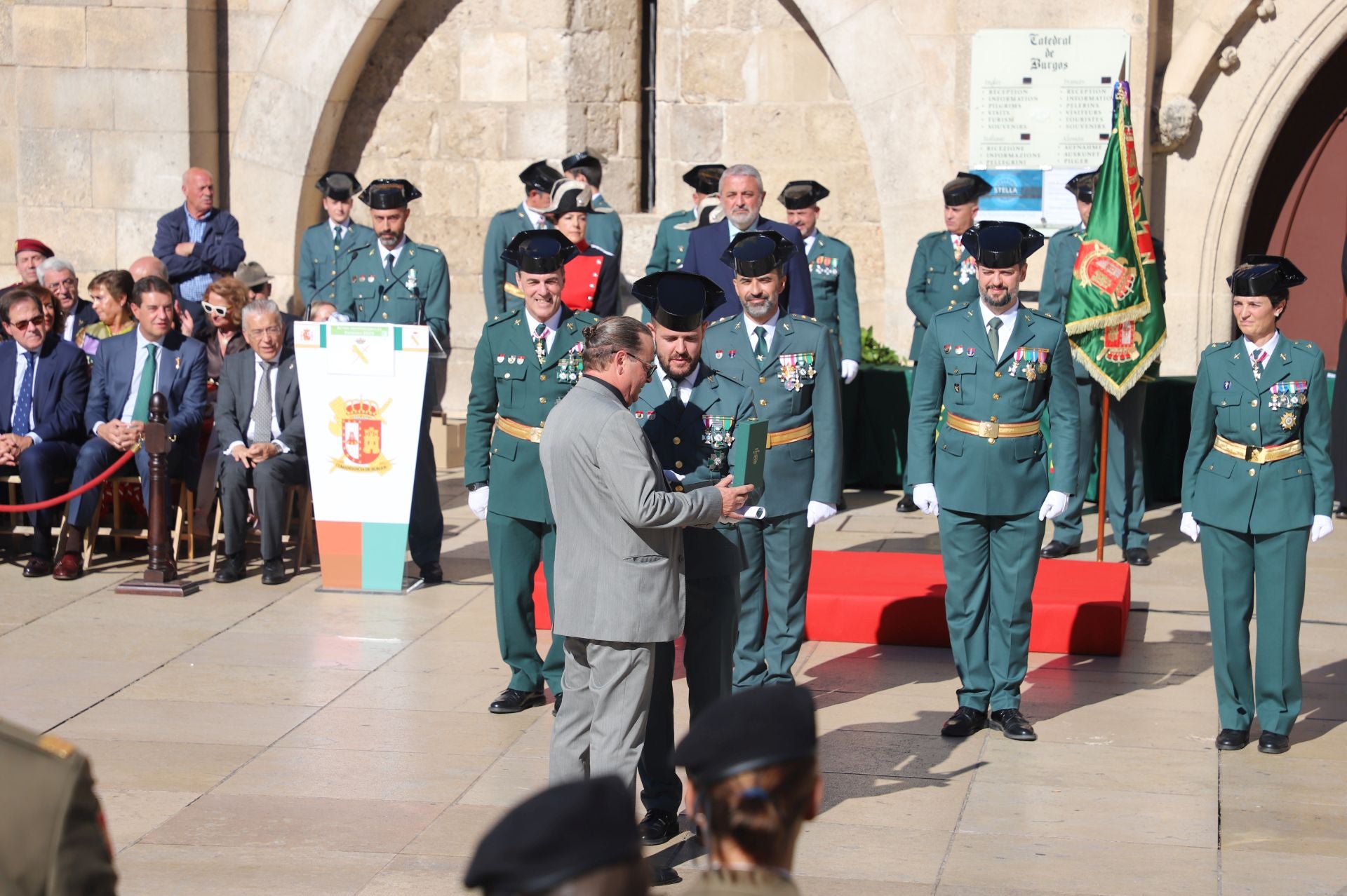 El acto de la Guardia Civil frente a la Catedral de Burgos, en imágenes