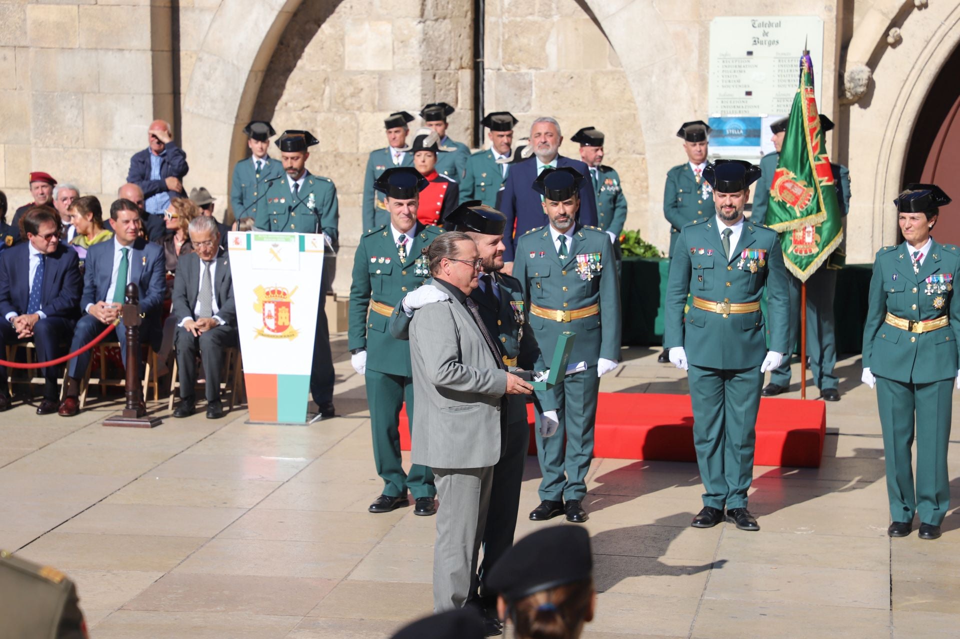 El acto de la Guardia Civil frente a la Catedral de Burgos, en imágenes