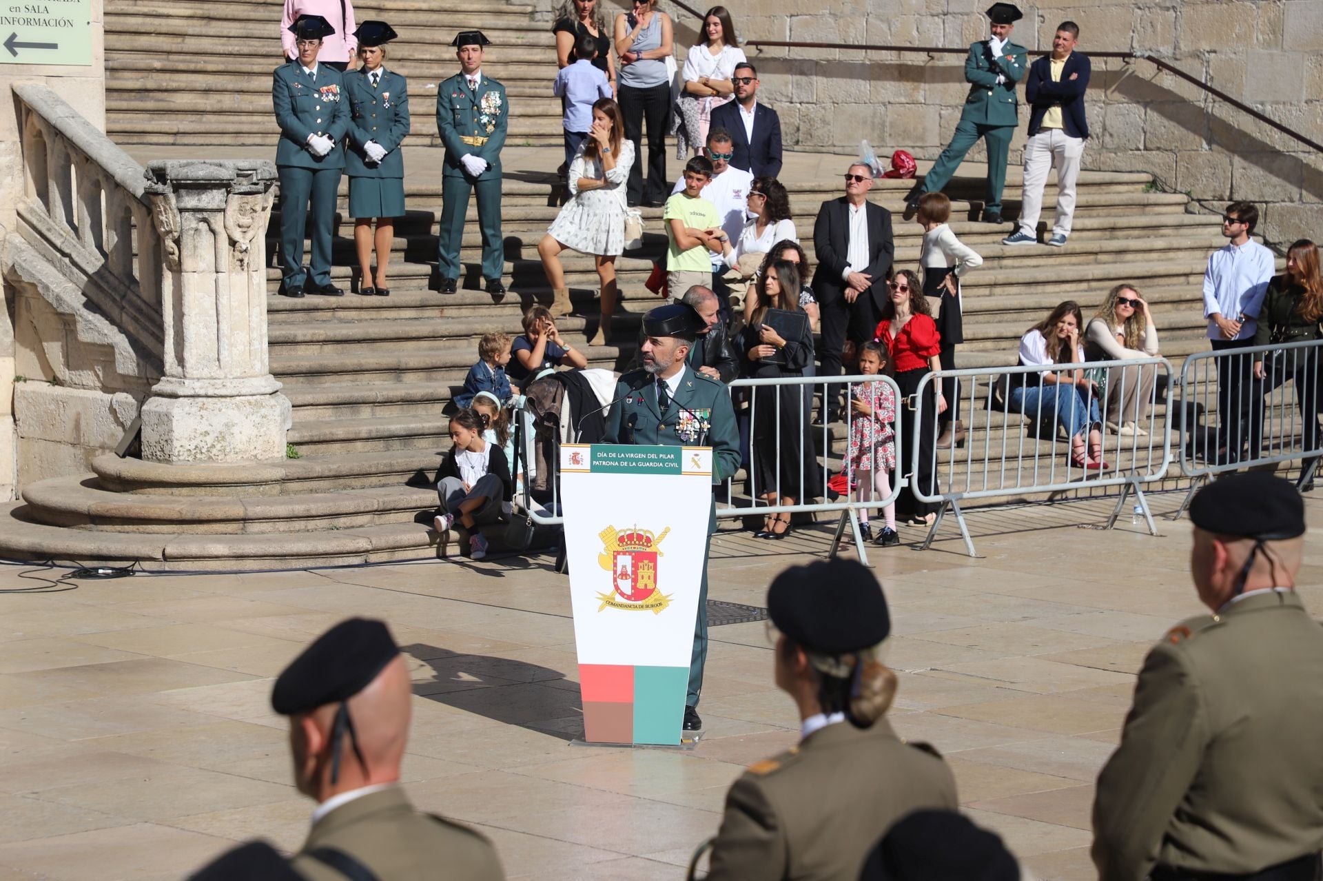 El acto de la Guardia Civil frente a la Catedral de Burgos, en imágenes