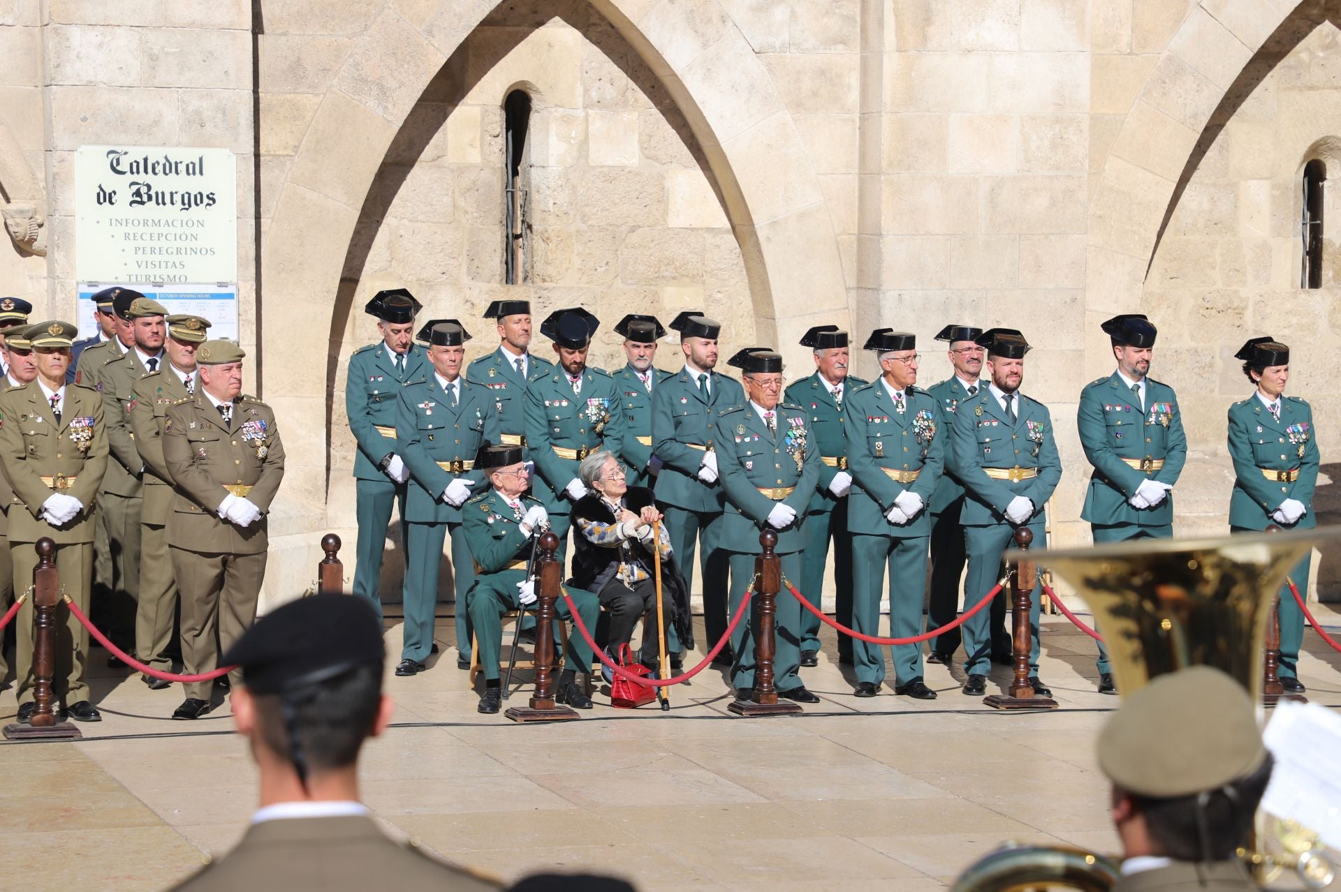 El acto de la Guardia Civil frente a la Catedral de Burgos, en imágenes