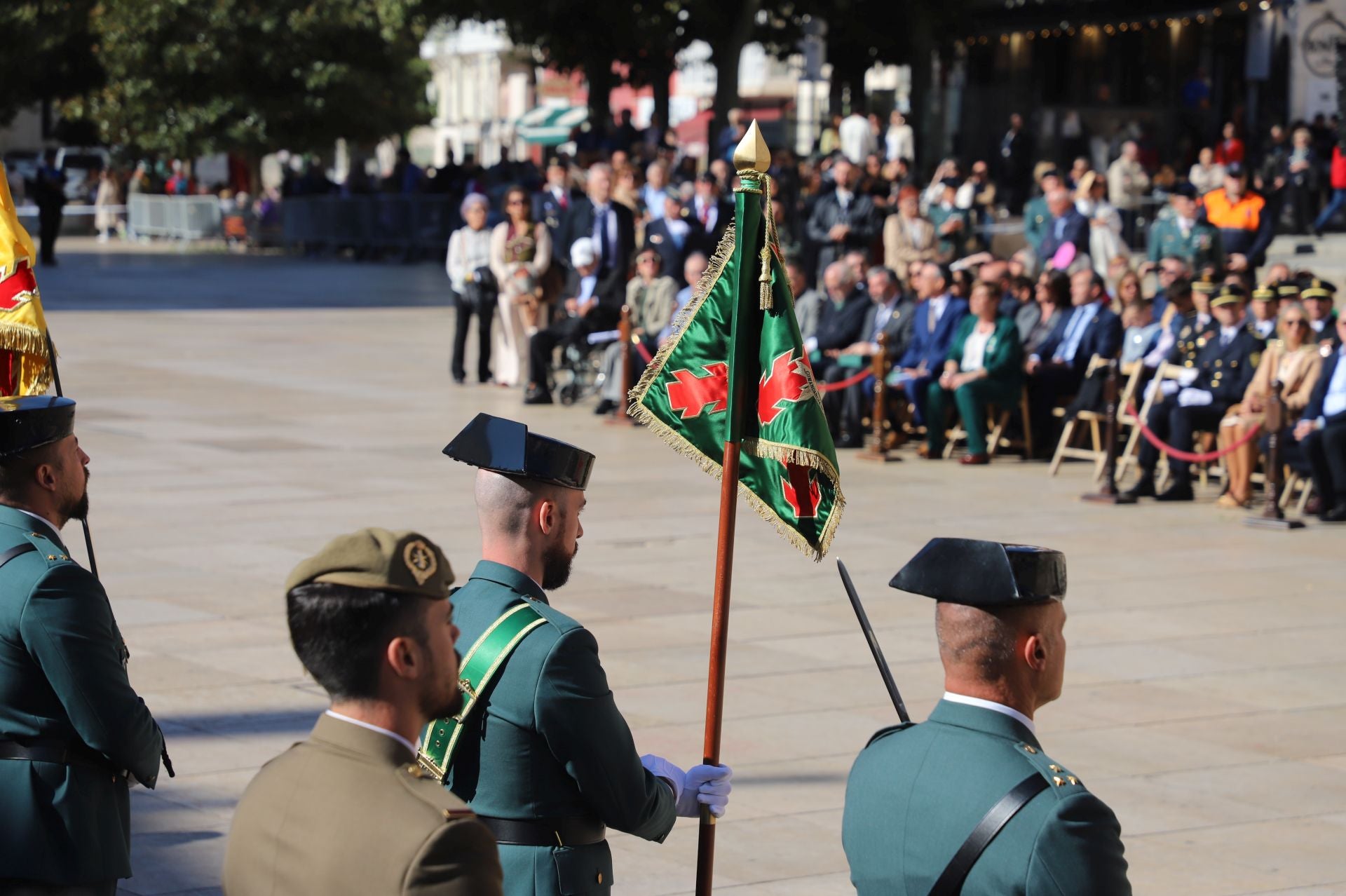 El acto de la Guardia Civil frente a la Catedral de Burgos, en imágenes