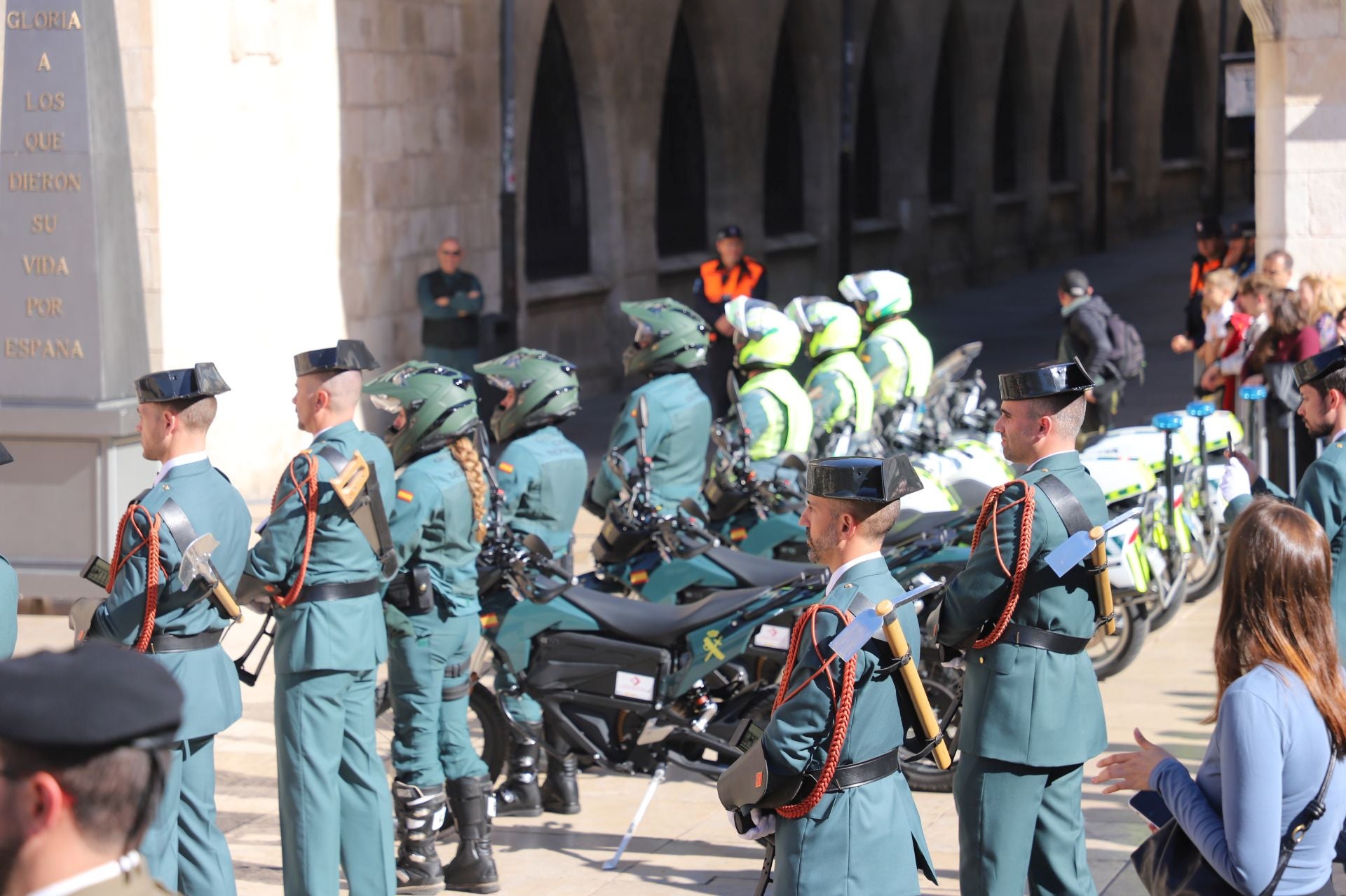 El acto de la Guardia Civil frente a la Catedral de Burgos, en imágenes