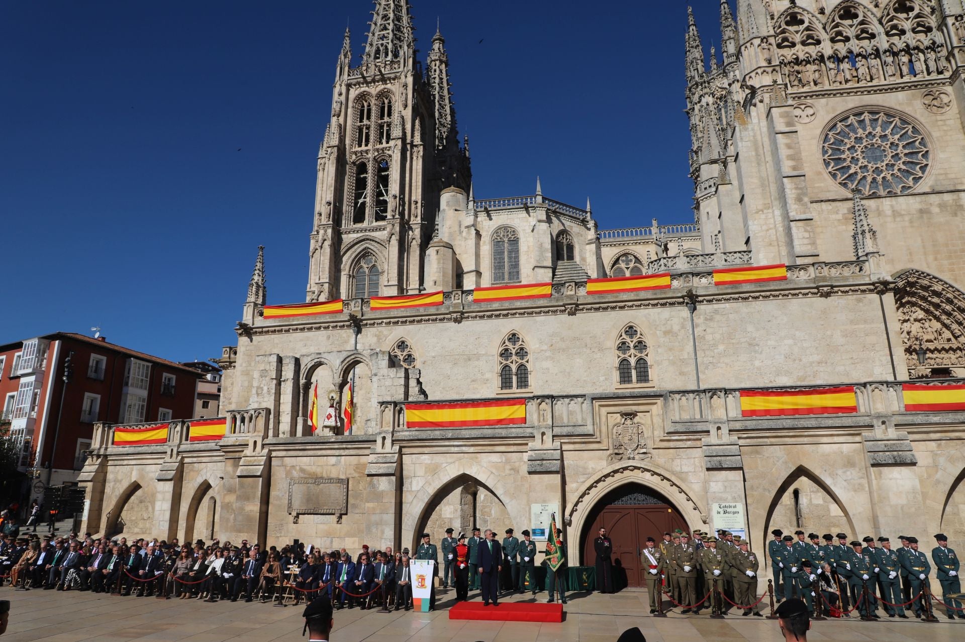 El acto de la Guardia Civil frente a la Catedral de Burgos, en imágenes