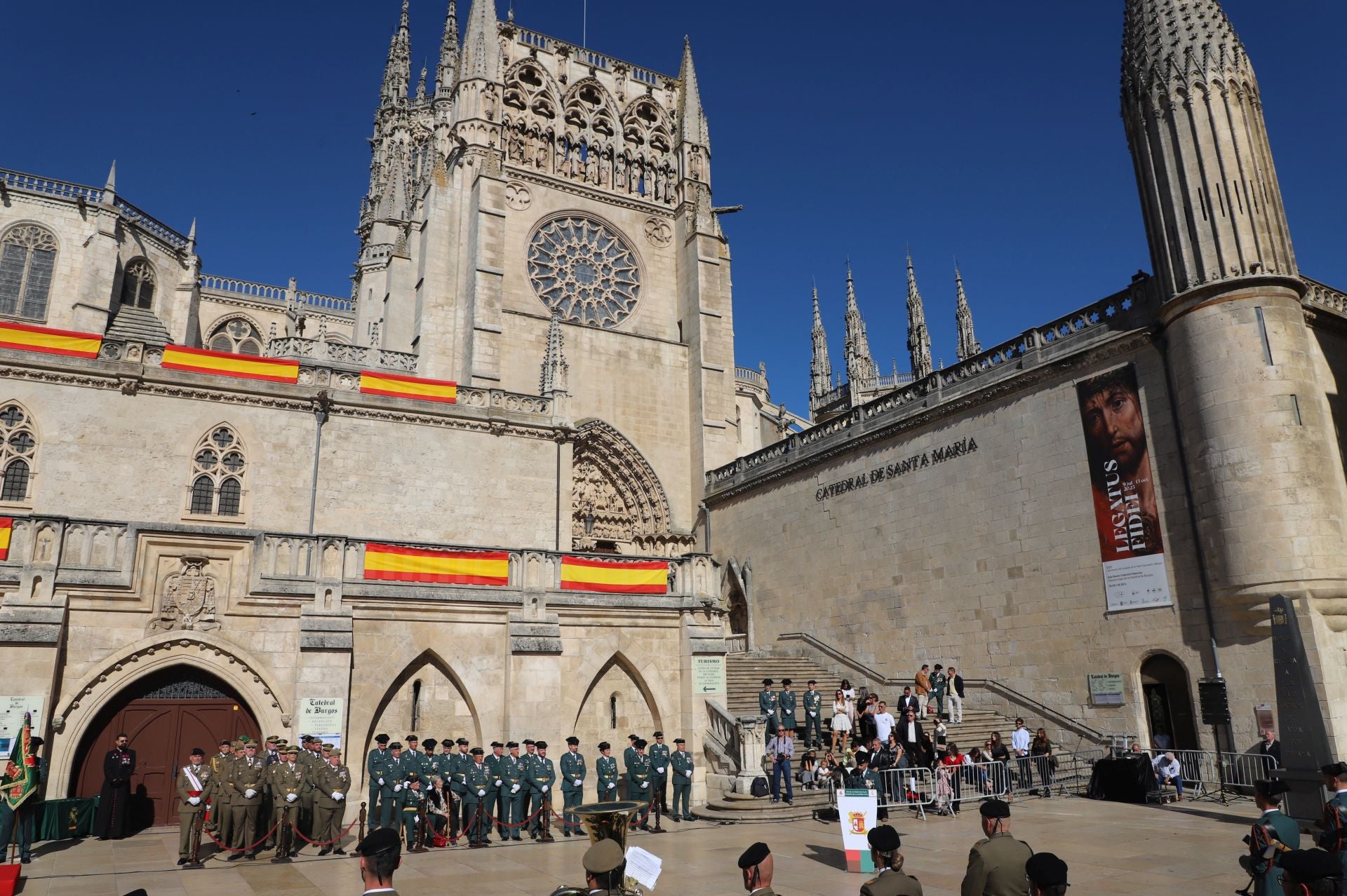 El acto de la Guardia Civil frente a la Catedral de Burgos, en imágenes