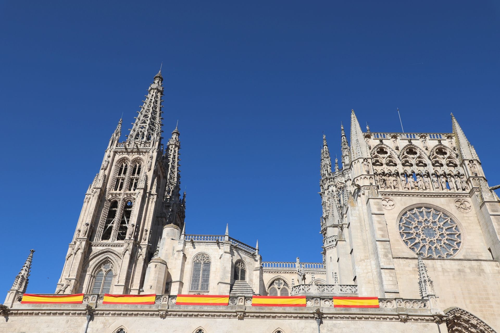 El acto de la Guardia Civil frente a la Catedral de Burgos, en imágenes