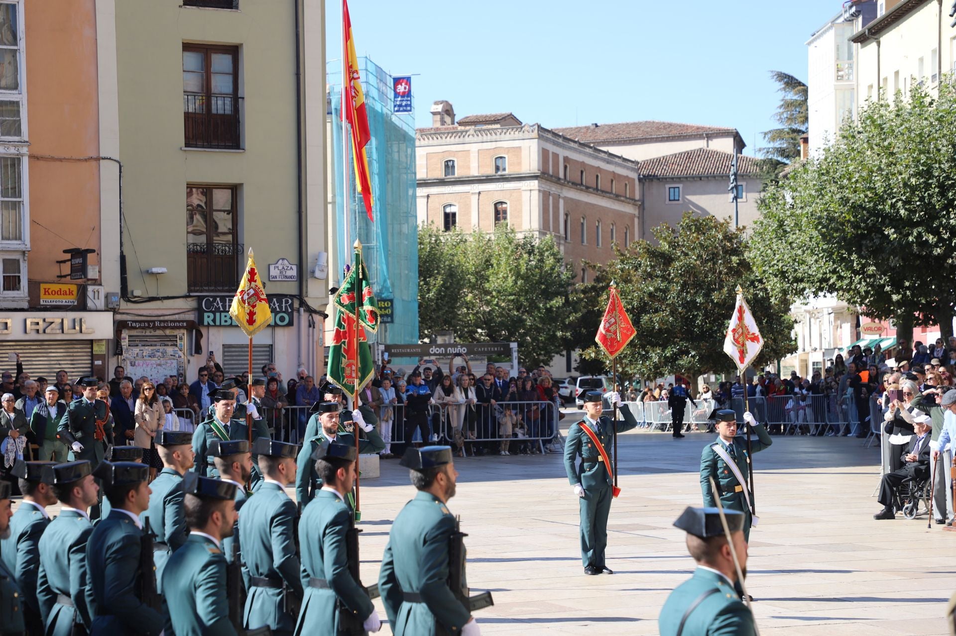 El acto de la Guardia Civil frente a la Catedral de Burgos, en imágenes