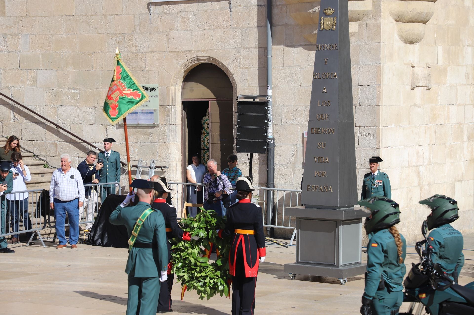 El acto de la Guardia Civil frente a la Catedral de Burgos, en imágenes