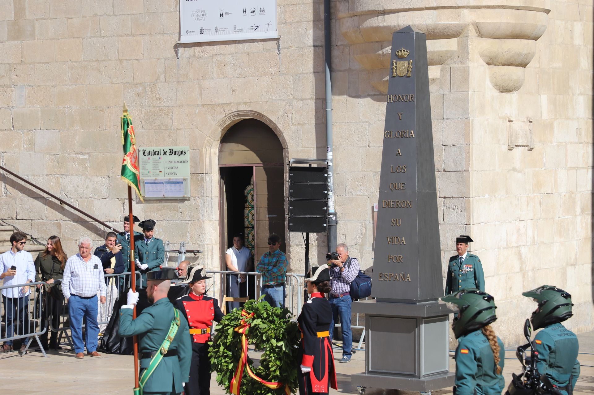 El acto de la Guardia Civil frente a la Catedral de Burgos, en imágenes