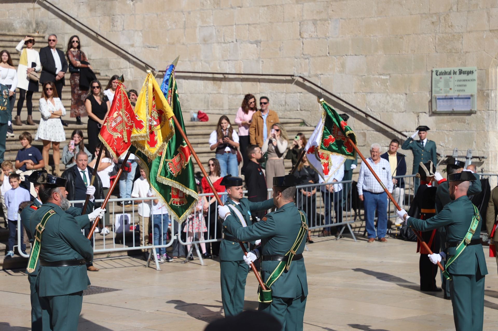 El acto de la Guardia Civil frente a la Catedral de Burgos, en imágenes