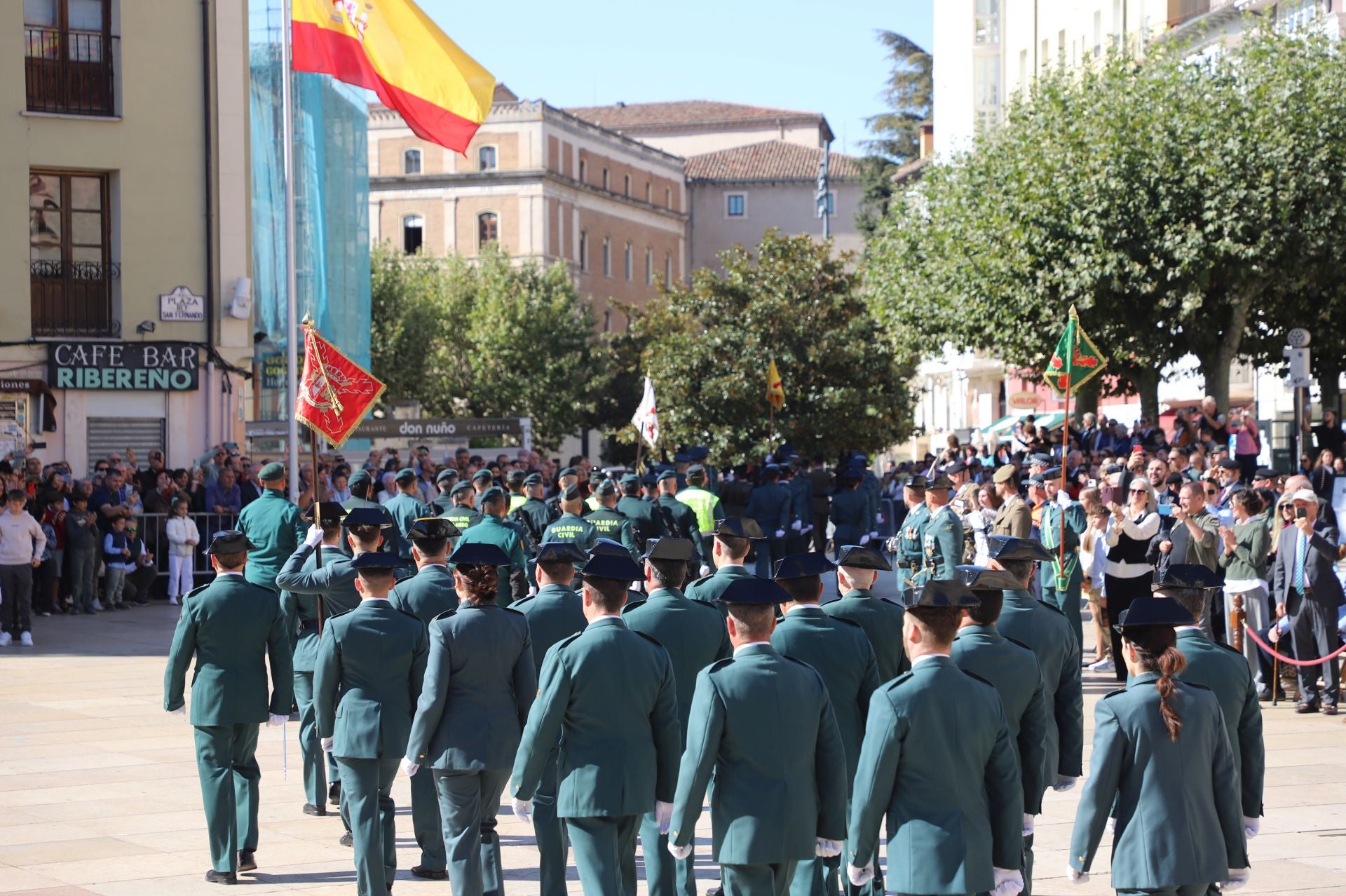 El acto de la Guardia Civil frente a la Catedral de Burgos, en imágenes