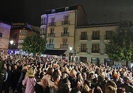 Miles de personas cantaron el himno en la Plaza de España