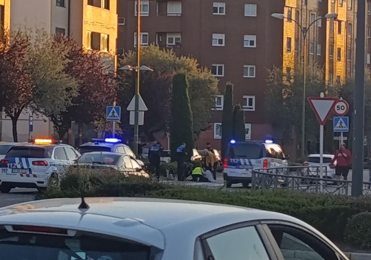 Momento en el que la Policía Local atiende a la mujer herida.