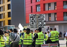 Imagen de una de las pancartas en la concentración de esta mañana