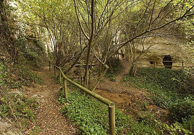 Imagen del exterior de la Cueva de los Portugueses en Tartalés de Cilla.