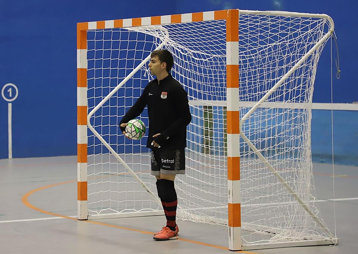 Imagen secundaria 1 - Imágenes de un entrenamiento del equipo de futbol sala de Arcos de la Llana.