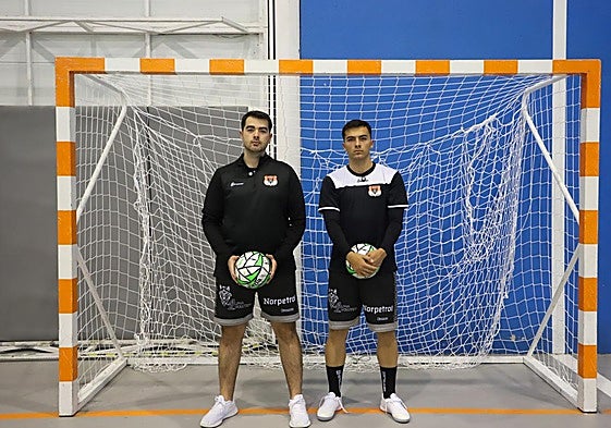 Germán Blasco y Aaron Blasco en una de las porterías del polideportivo de Arcos de la Llana.