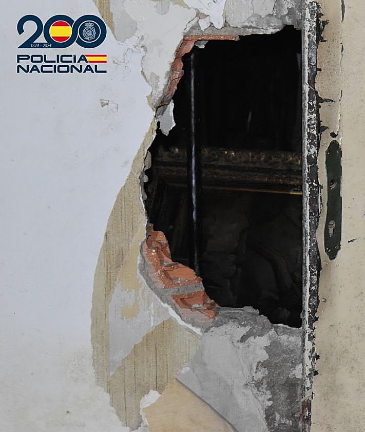 Imagen secundaria 2 - Cinco detenidos por el robo de centenares de prendas de cuero en una tienda cerrada de Burgos