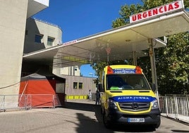 Imagen de archivo de una ambulancia en el Hospital Santos Reyes de Aranda de Duero