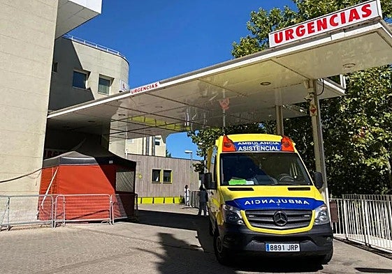 Imagen de archivo de una ambulancia en el Hospital Santos Reyes de Aranda de Duero
