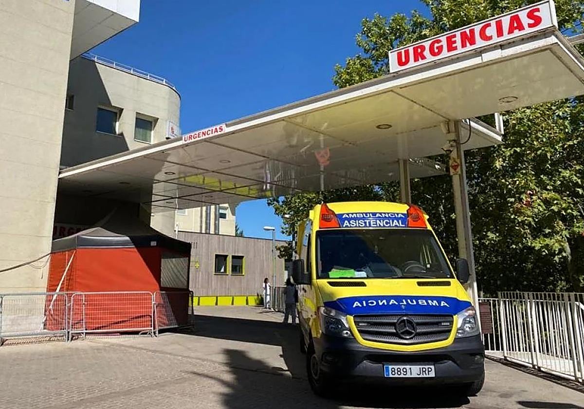 Imagen de archivo de una ambulancia en el Hospital Santos Reyes de Aranda de Duero
