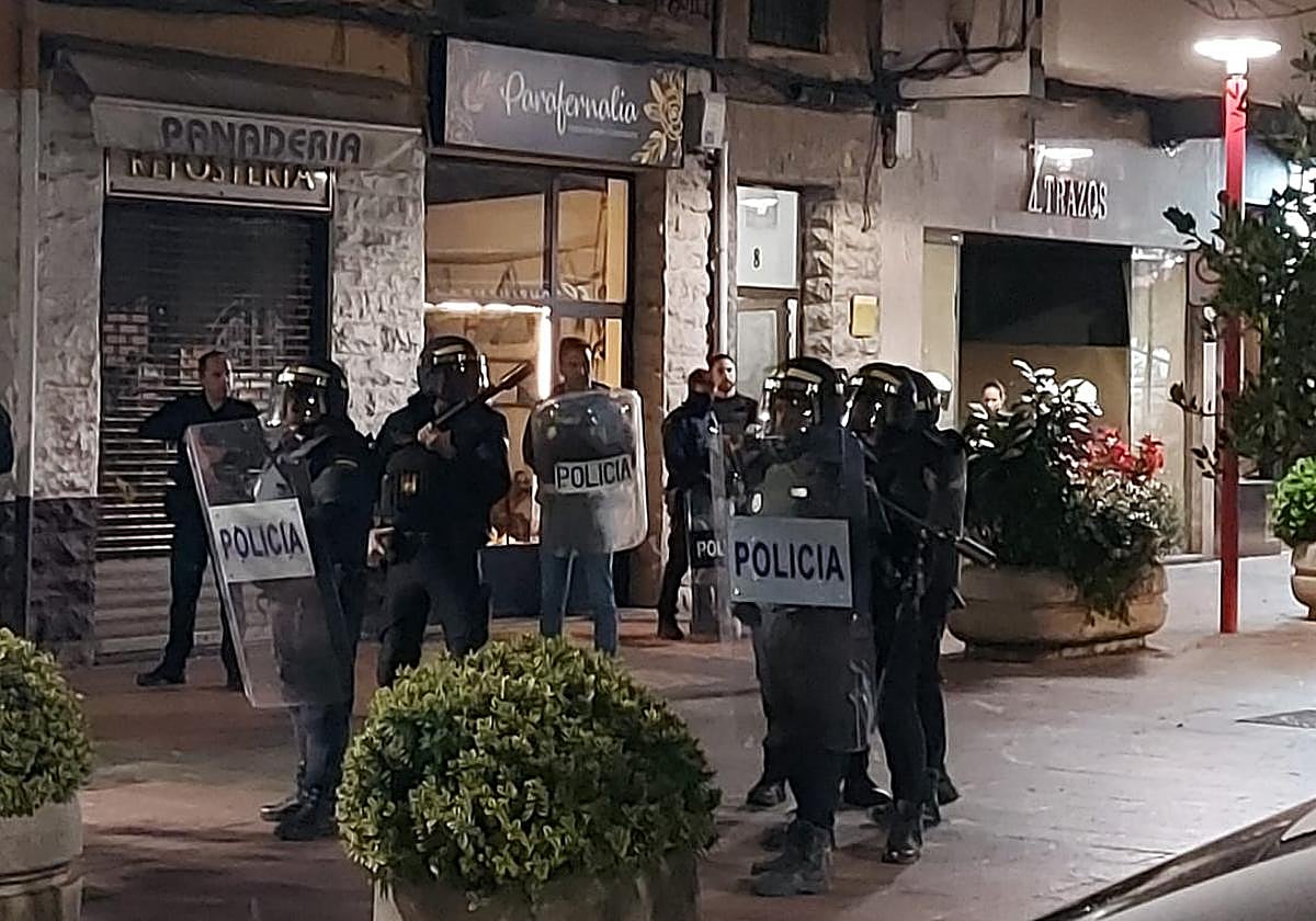 Amplio dispositivo policial en Miranda de Ebro para escoltar a una familia.