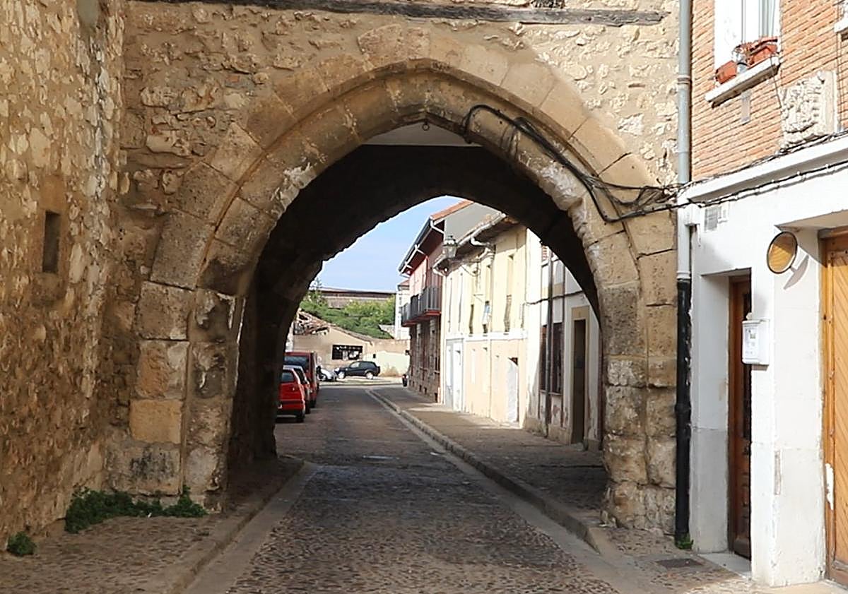 Imagen principal - Estado del arco del Amparo con roces y grieta que ha aparecido en una de las viviendas por las vibraciones. 