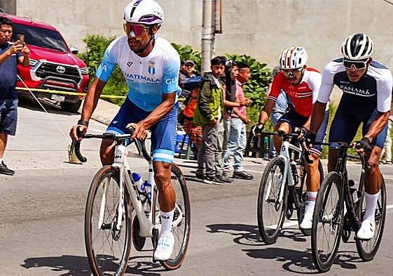 El guatemalteco, al ataque durante la prueba en ruta.