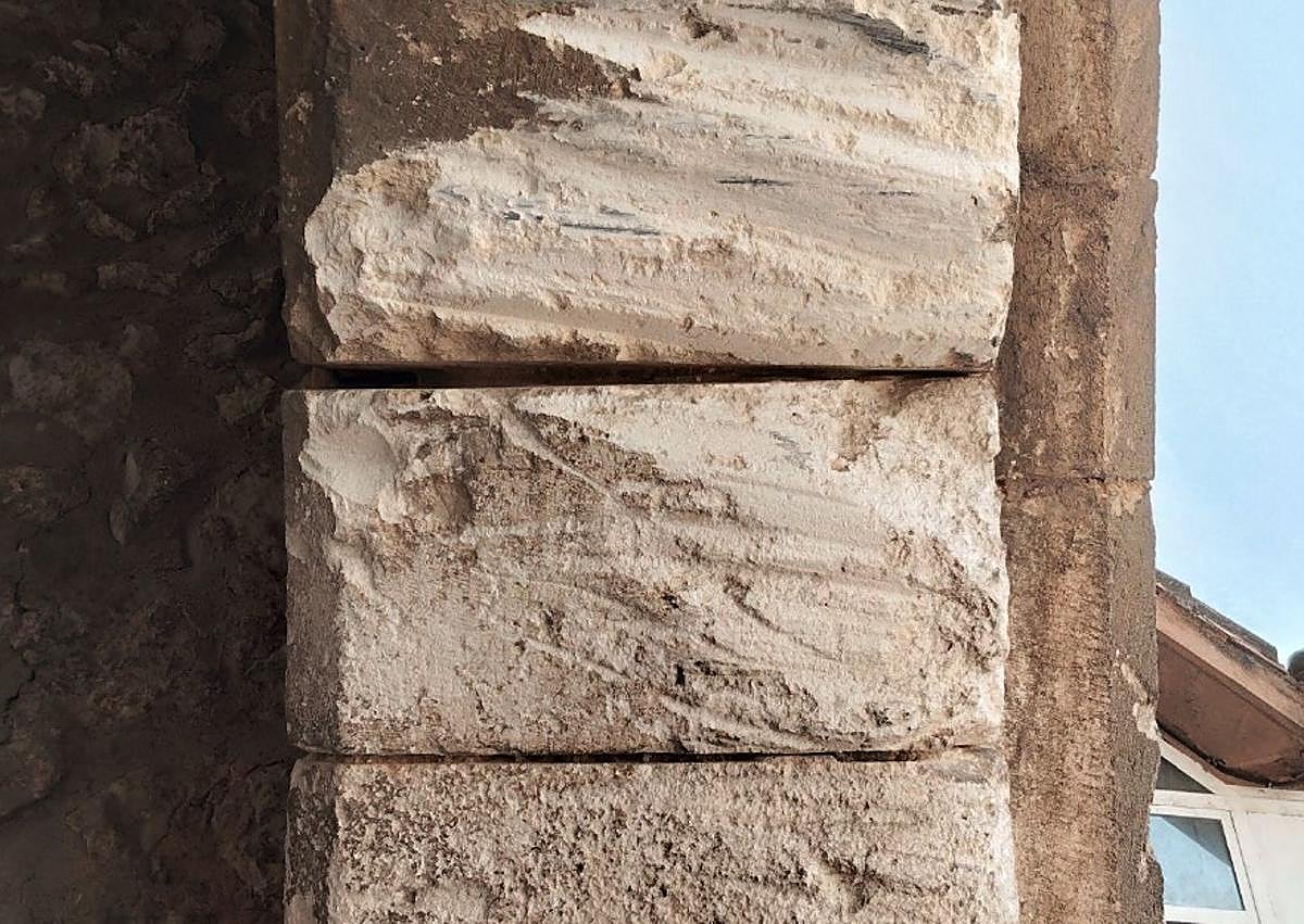 Imagen secundaria 1 - Estado del arco del Amparo con roces y grieta que ha aparecido en una de las viviendas por las vibraciones. 