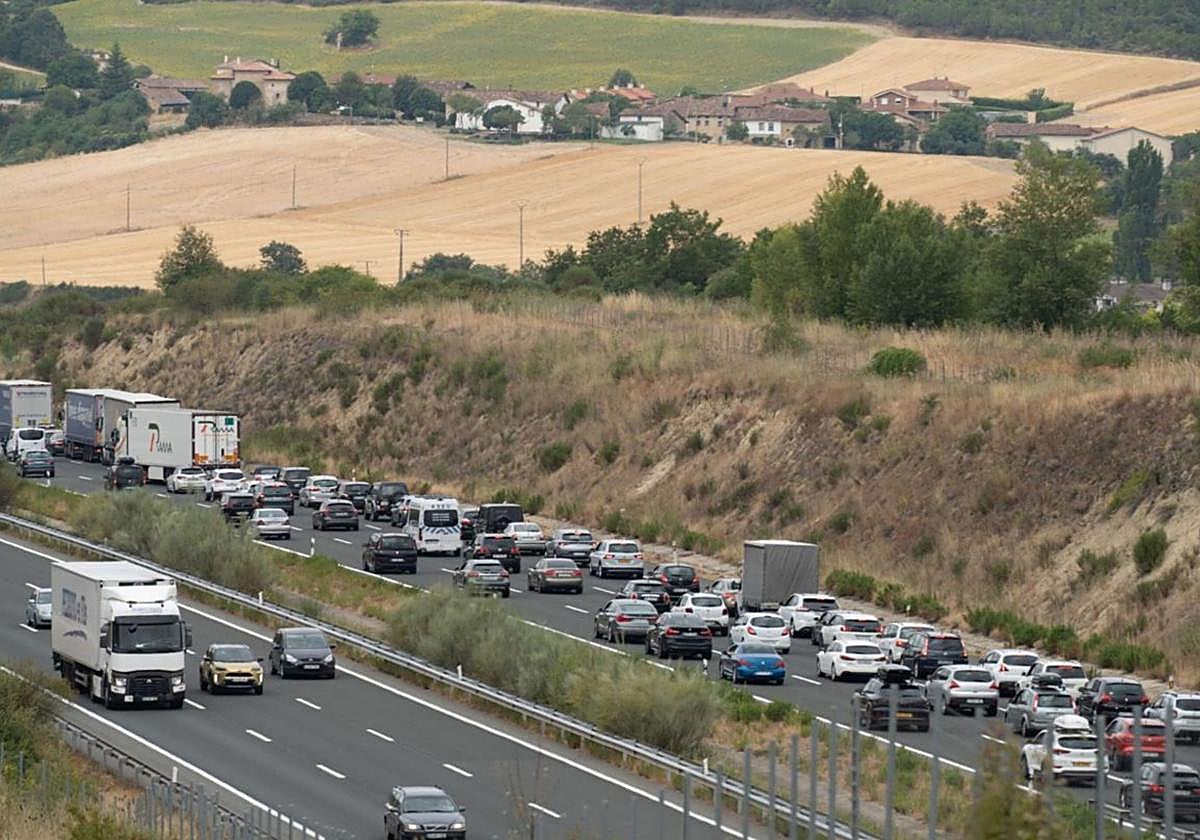 La A-1, a su paso por Armiñón, es uno de los puntos críticos de la red viaria alavesa.