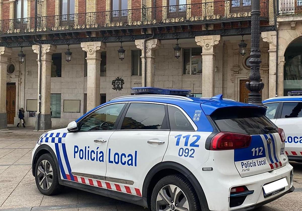 Imagen de archivo de dos dotaciones de la Policía Local de Burgos.