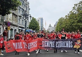 La afición rojilla por las calles de Oviedo