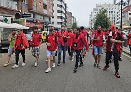 Oviedo se pinta de rojinegro para llevar en volandas al Mirandés
