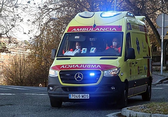 Ambulancia de Sacyl en carretera.